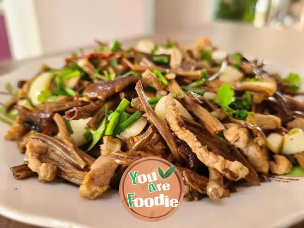 Stir-fried-Shredded-Pork-with-Tea-Tree-Mushroom