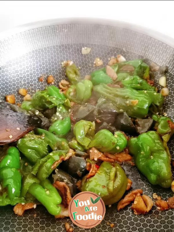 Fried preserved egg with green pepper