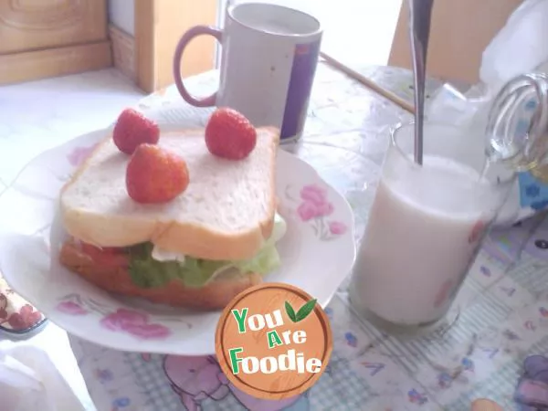 Nutritious-soybean-milk-+-simple-sandwich