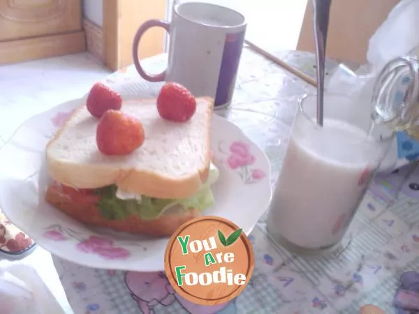 Nutritious soybean milk + simple sandwich