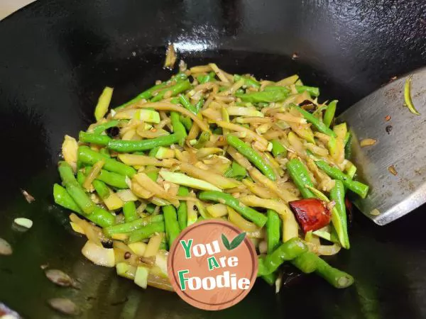 Stir fried Zucchini shreds with cowpea