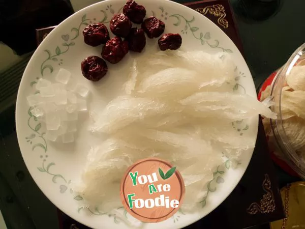 Stewed bird's nest with red dates and rock sugar