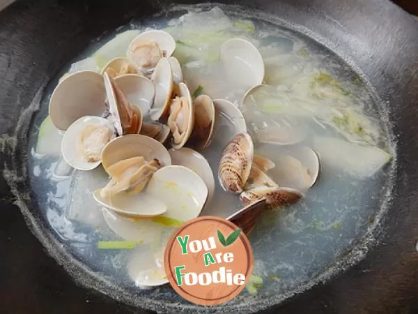 Clam and white gourd soup