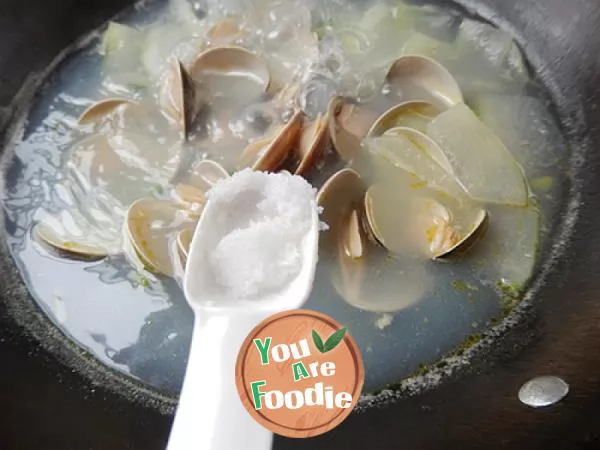 Clam and white gourd soup