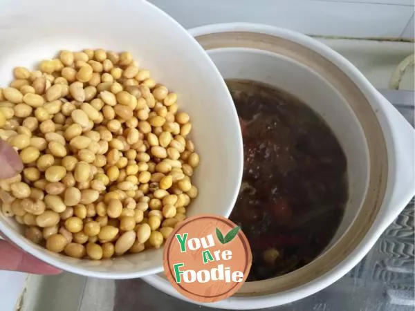 Stewed pork feet with soybean and radish