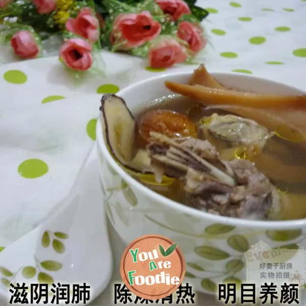 Nutritious-and-delicious-Guangdong-soup----braised-chicken-with-conch-slices-and-coconut