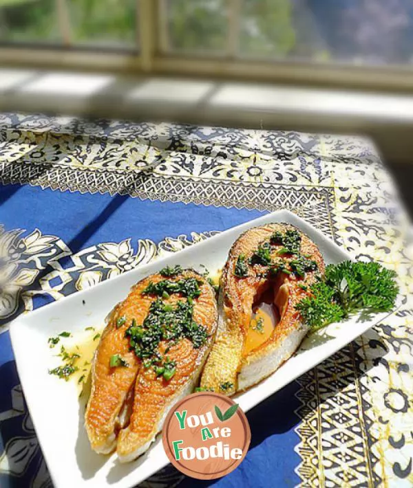 Fried salmon with parsley