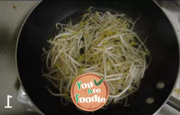Cold spicy bean sprouts