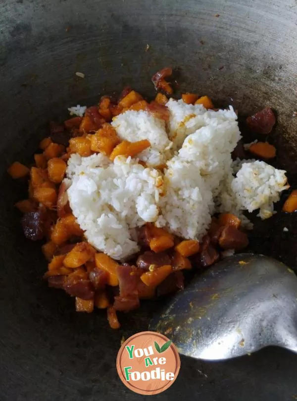 Fried rice with pumpkin and preserved meat