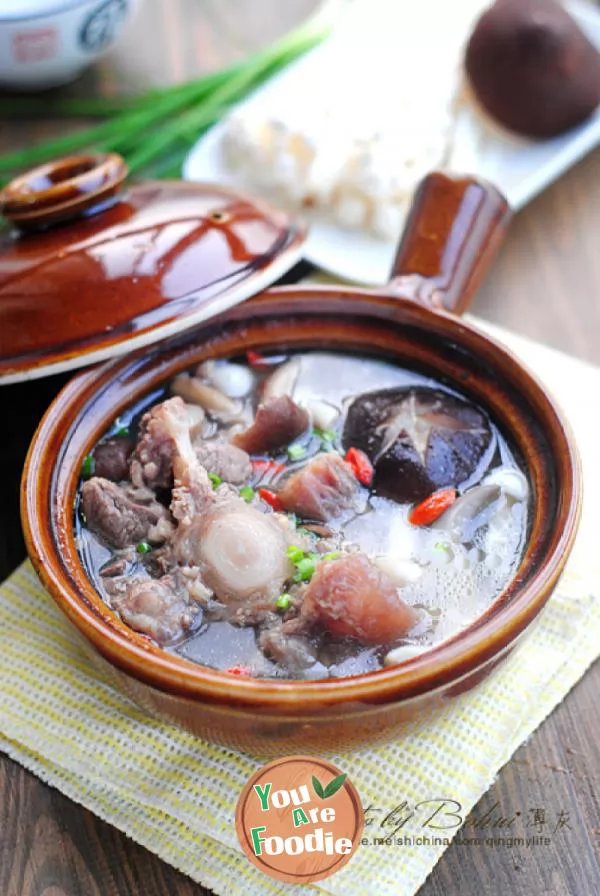 [oxtail mushroom soup in casserole] - tonifying blood, tonifying kidney, strengthening tendons and bones