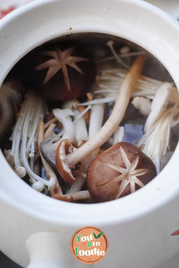 [oxtail mushroom soup in casserole] - tonifying blood, tonifying kidney, strengthening tendons and bones