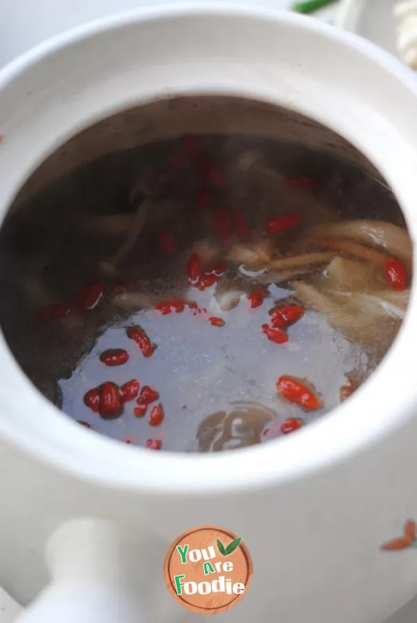 [oxtail mushroom soup in casserole] - tonifying blood, tonifying kidney, strengthening tendons and bones