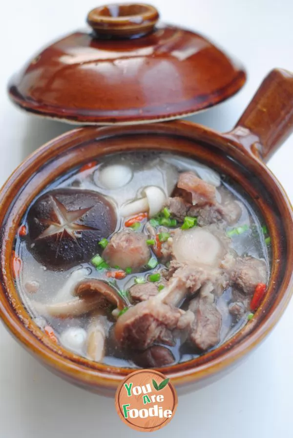 [oxtail mushroom soup in casserole] - tonifying blood, tonifying kidney, strengthening tendons and bones