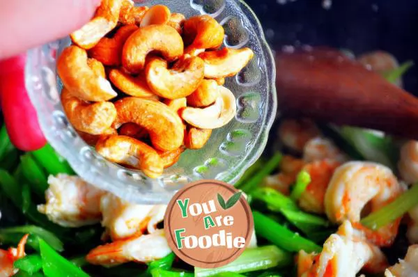 Fried shrimps with cashew nuts