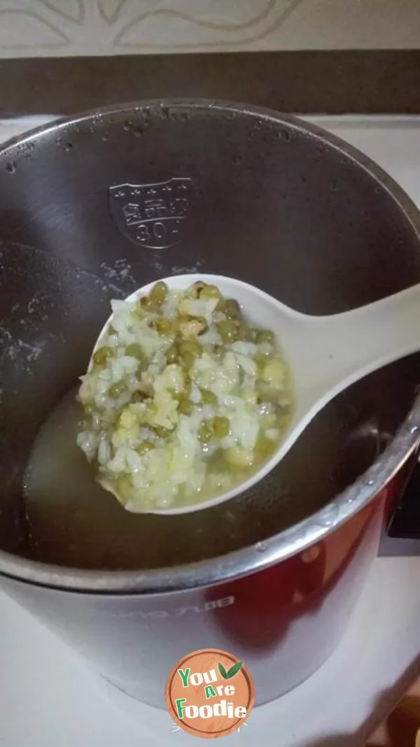 Rice and mung bean porridge