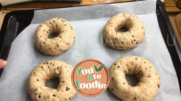 Sugar free whole wheat bagels, formulated with a sugar free and oil free formula, are designed to resist hunger, have full elasticity and chewiness, and are suitable for people with a healthy diet.