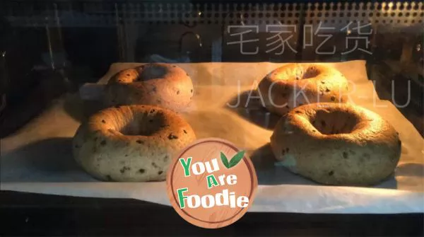 Sugar free whole wheat bagels, formulated with a sugar free and oil free formula, are designed to resist hunger, have full elasticity and chewiness, and are suitable for people with a healthy diet.