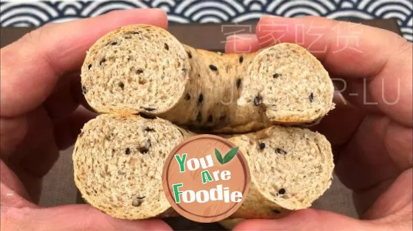 Sugar free whole wheat bagels, formulated with a sugar free and oil free formula, are designed to resist hunger, have full elasticity and chewiness, and are suitable for people with a healthy diet.