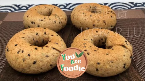 Sugar free whole wheat bagels, formulated with a sugar free and oil free formula, are designed to resist hunger, have full elasticity and chewiness, and are suitable for people with a healthy diet.