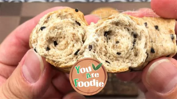 Sugar free whole wheat bagels, formulated with a sugar free and oil free formula, are designed to resist hunger, have full elasticity and chewiness, and are suitable for people with a healthy diet.