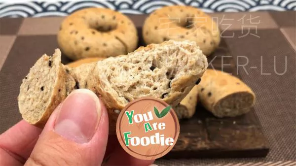 Sugar free whole wheat bagels, formulated with a sugar free and oil free formula, are designed to resist hunger, have full elasticity and chewiness, and are suitable for people with a healthy diet.