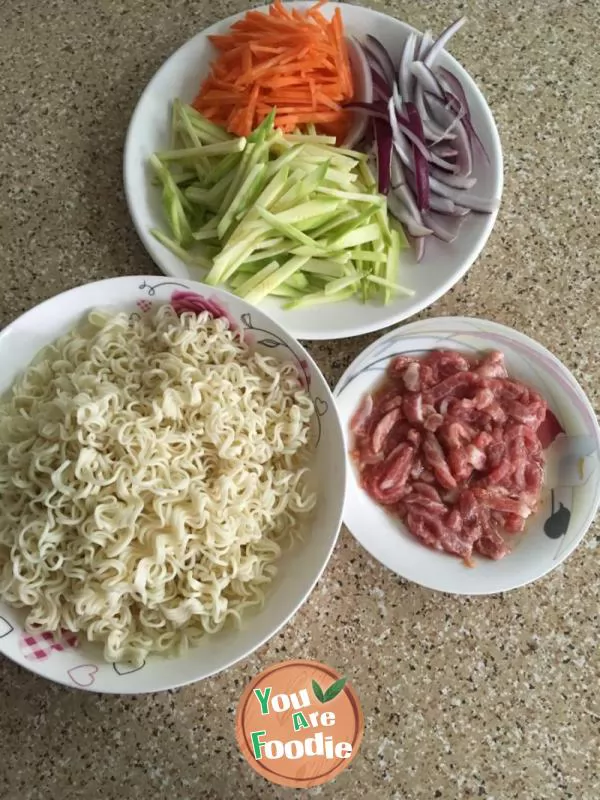 Fried noodles with zucchini and onion