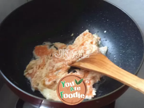 Scrambled eggs with carrots