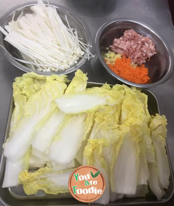 Steamed baby cabbage with Flammulina velutipes and minced meat