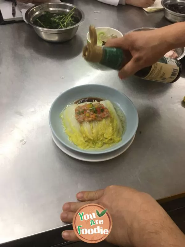 Steamed baby cabbage with Flammulina velutipes and minced meat