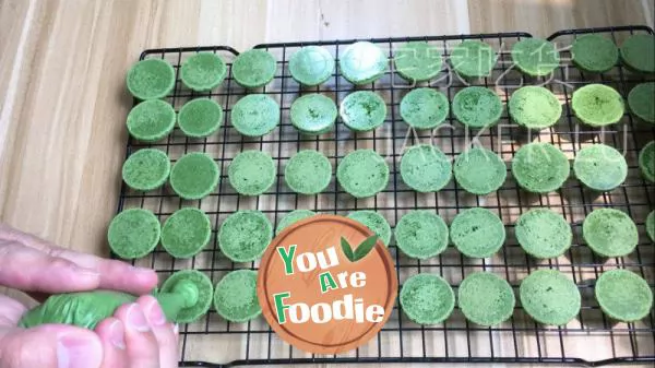 Matcha Macaron, fresh Matcha, sweet cream, layers of flavor in the mouth in turn burst.