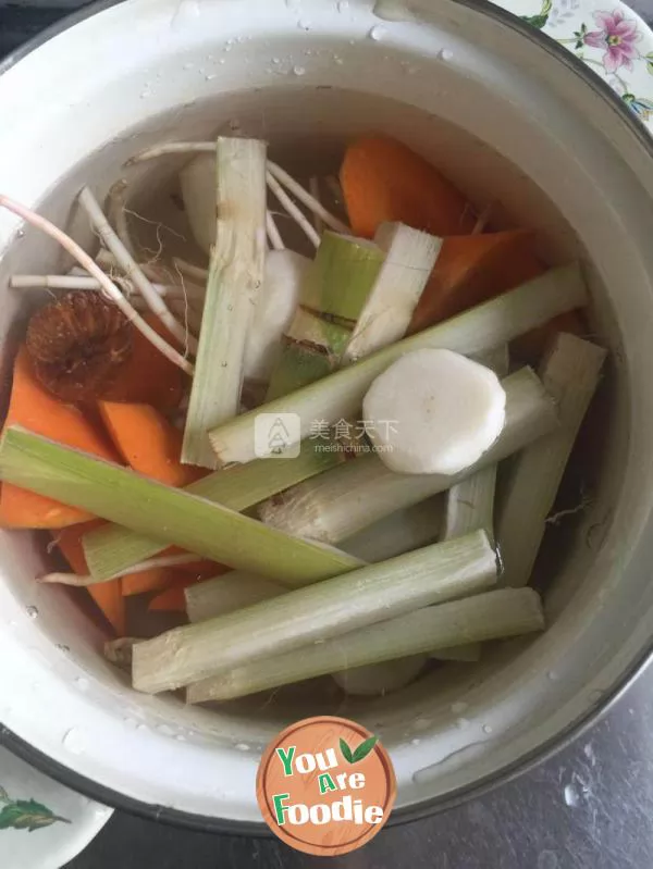 Stewed grass root with carrot, bamboo cane and horseshoe