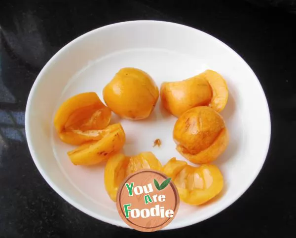 Moistening lung and relieving cough -- fresh loquat honey dates lean meat soup