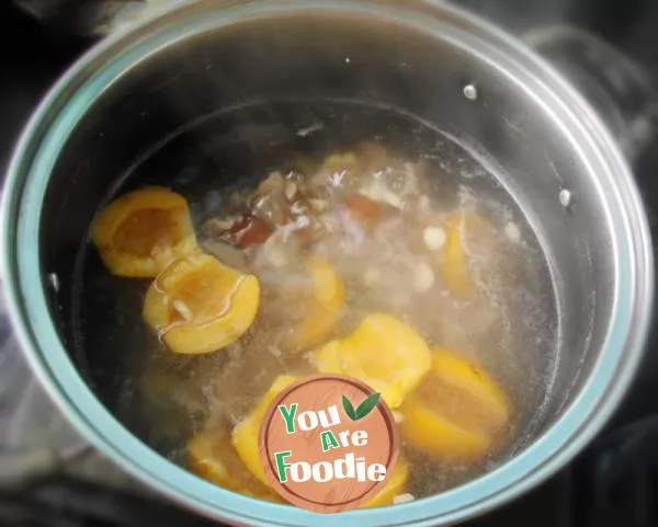 Moistening lung and relieving cough -- fresh loquat honey dates lean meat soup