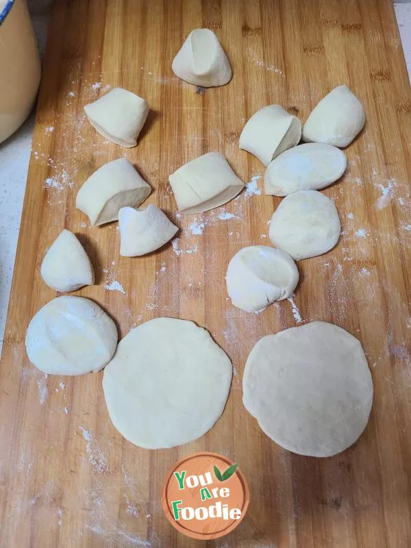 Steamed stuffed bun with garlic and pumpkin