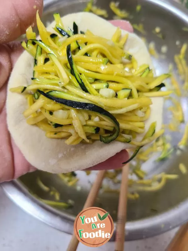 Steamed stuffed bun with garlic and pumpkin