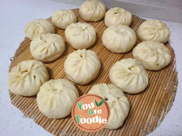 Steamed stuffed bun with garlic and pumpkin