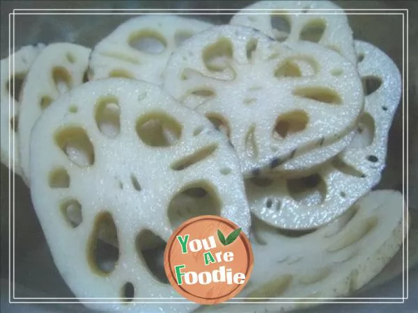 Crispy lotus root in cold sauce