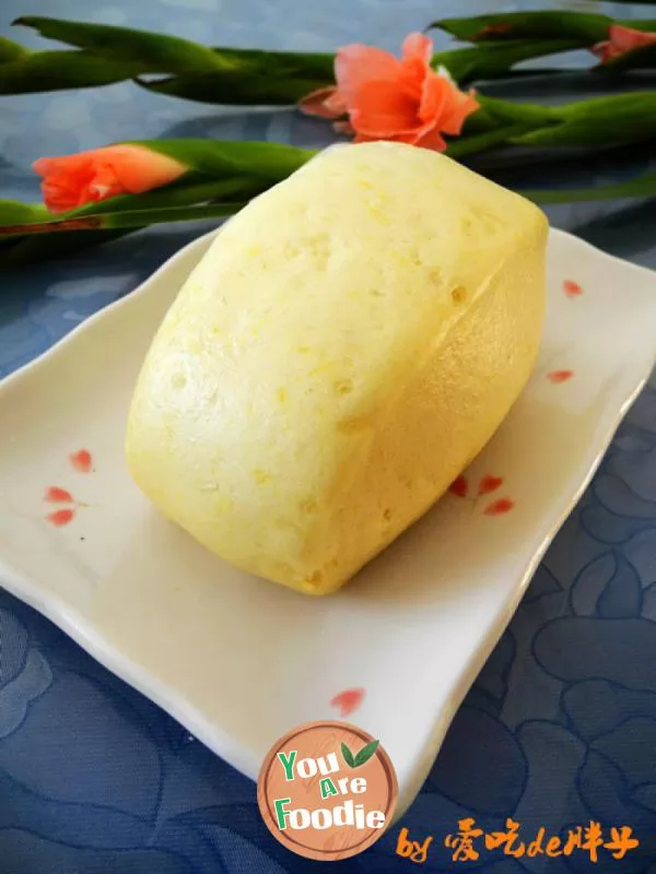 Cut-steamed-bread-with-pumpkin-knife