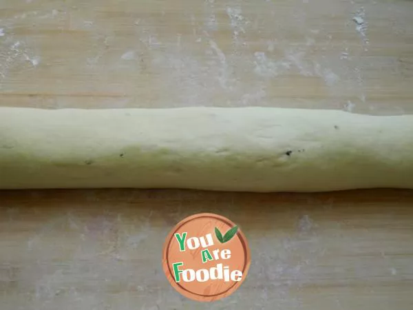 Cut steamed bread with pumpkin knife