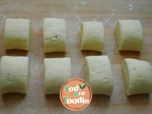 Cut steamed bread with pumpkin knife