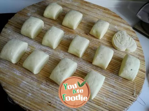 Cut steamed bread with pumpkin knife