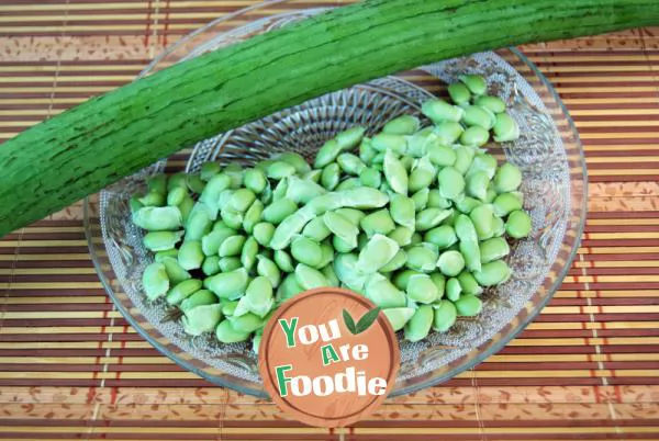 Fried soybean seeds with towel gourd