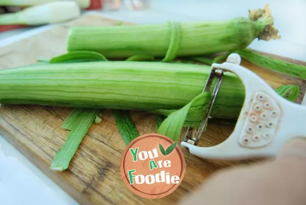 Fried soybean seeds with towel gourd