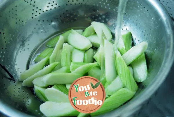 Fried soybean seeds with towel gourd