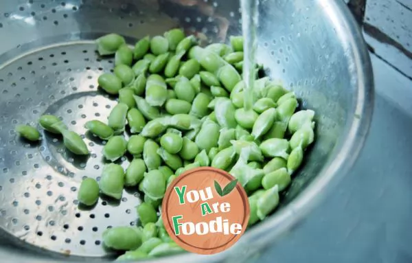 Fried soybean seeds with towel gourd