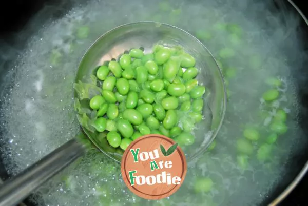 Fried soybean seeds with towel gourd