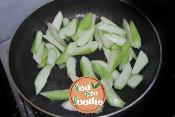 Fried soybean seeds with towel gourd