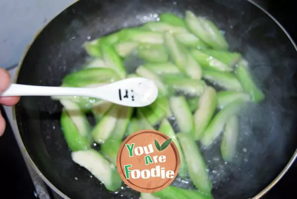 Fried soybean seeds with towel gourd