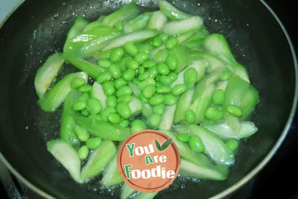 Fried soybean seeds with towel gourd