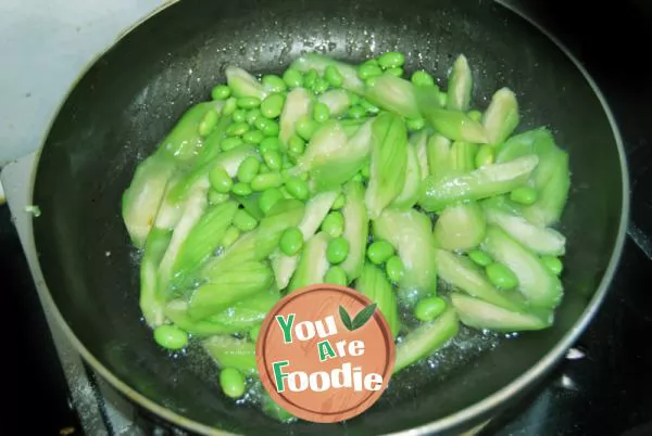 Fried soybean seeds with towel gourd